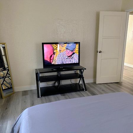 Entire Lovely 3-Bedroom Home W Yard, Parking Chula Vista Eksteriør bilde